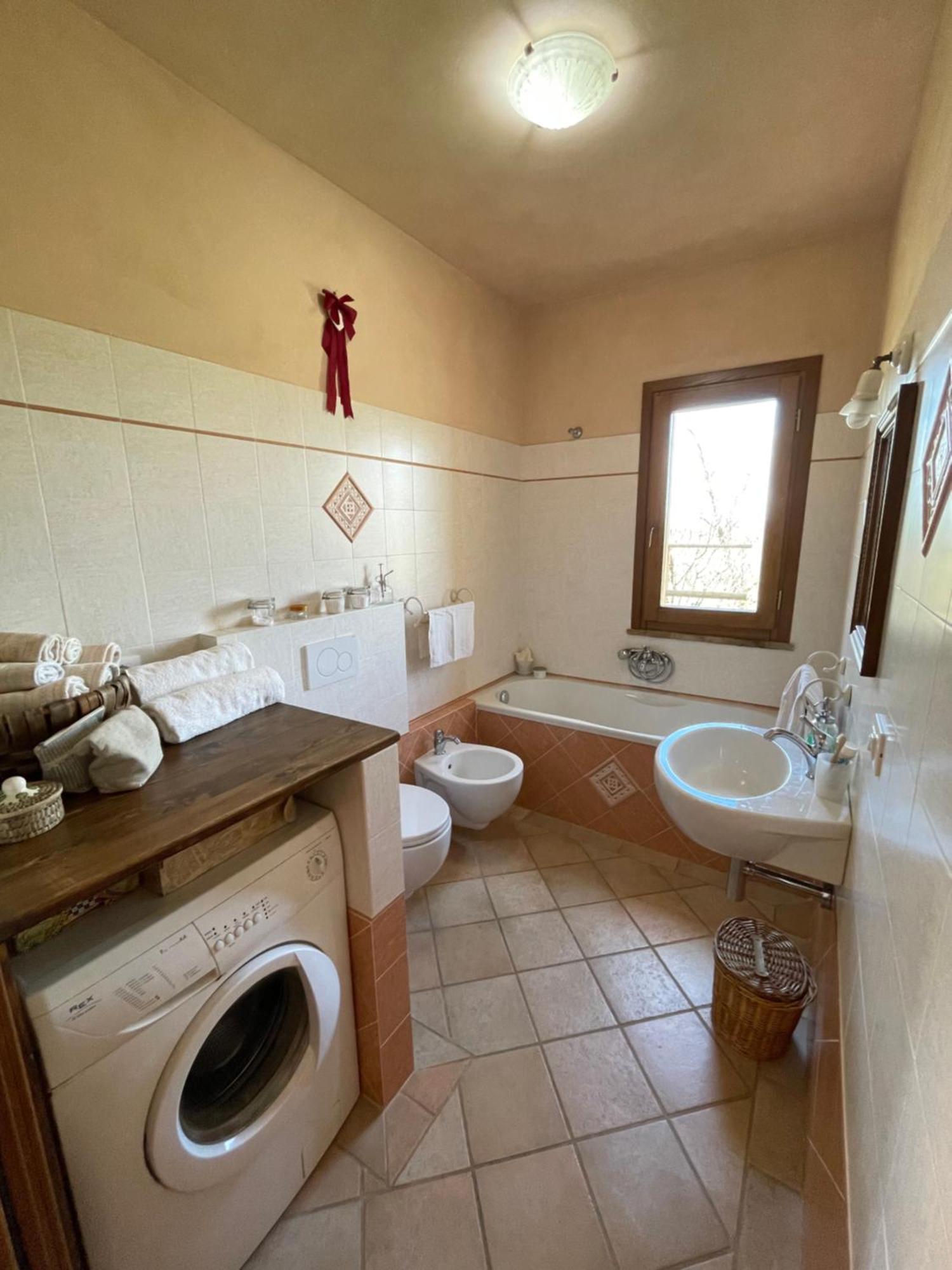 Agriturismo Podere Le Tombe Pensionat Palaia Exteriör bild