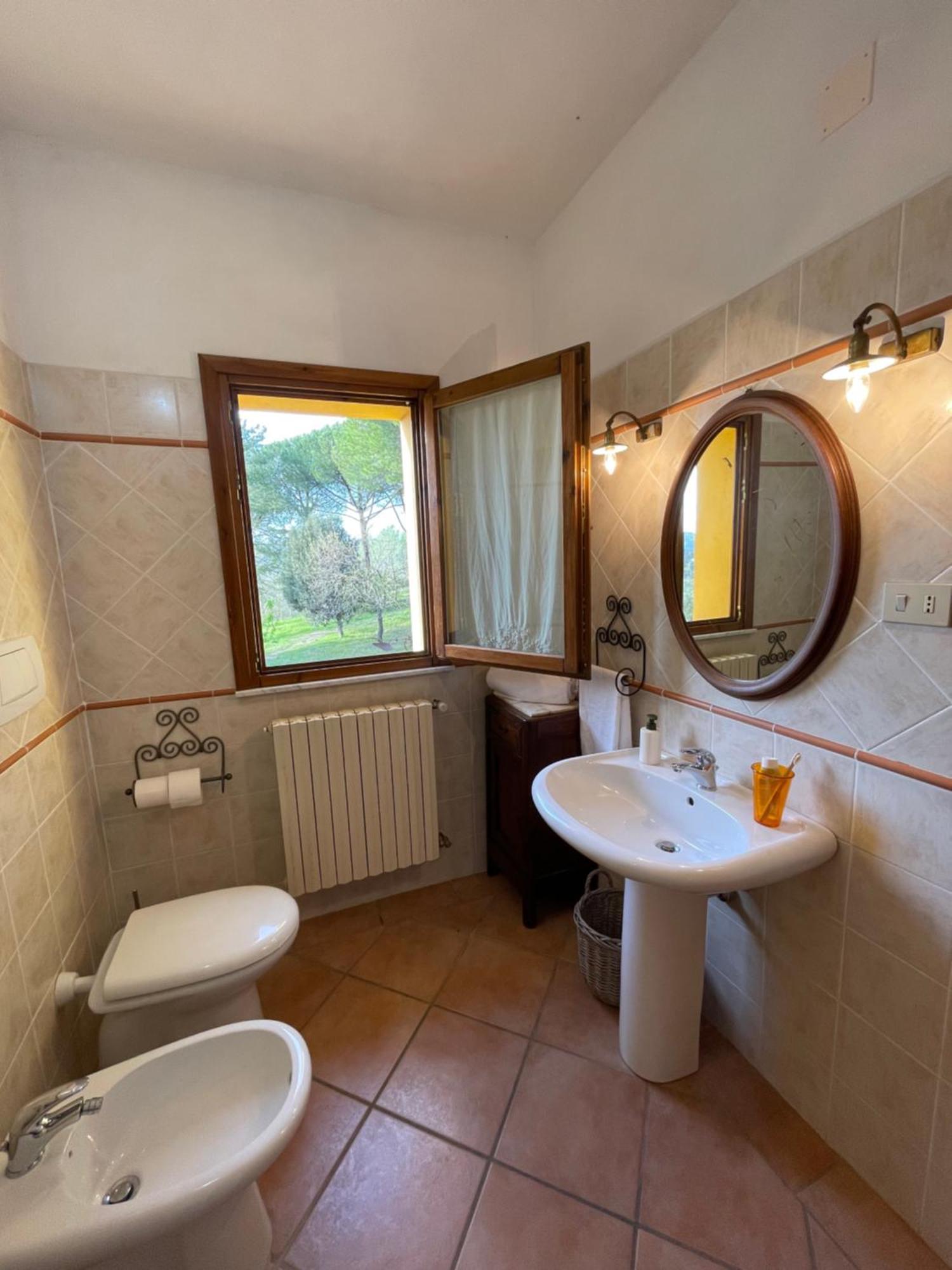 Agriturismo Podere Le Tombe Pensionat Palaia Rum bild